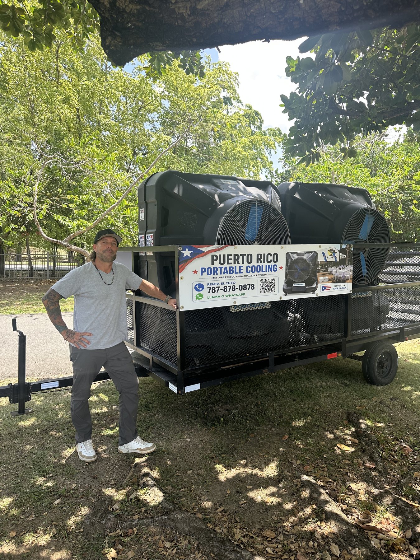 Jesús González junto al remolque de Puerto Rico Portable Cooling