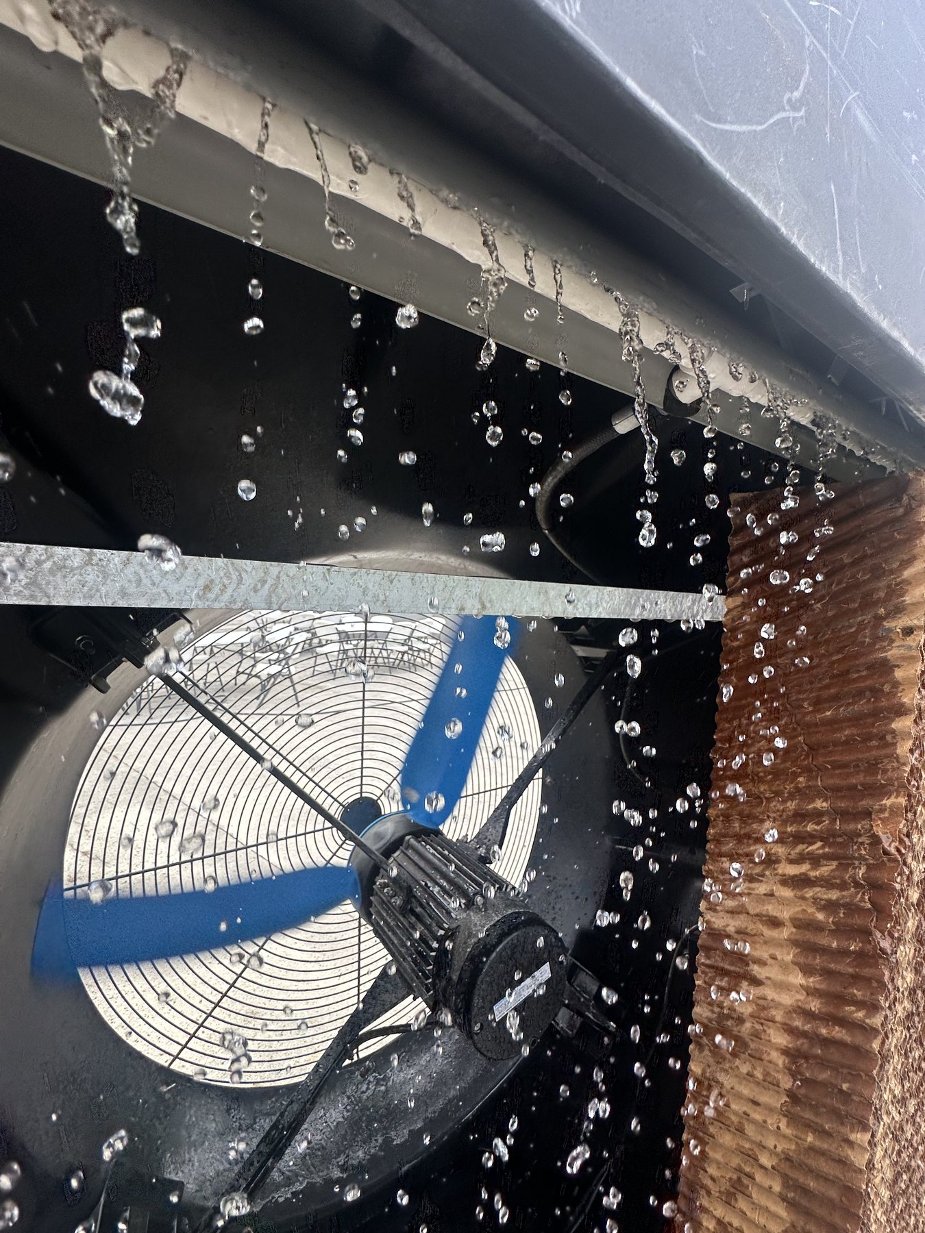 Detalle del sistema de agua y ventilador